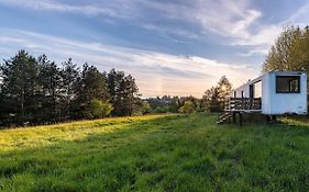 WUDINO - Ubytování v přírodě, se zvířaty v industriálním duchu,